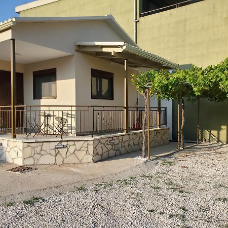 Backyard Apartment Kalligoni Екстериор снимка