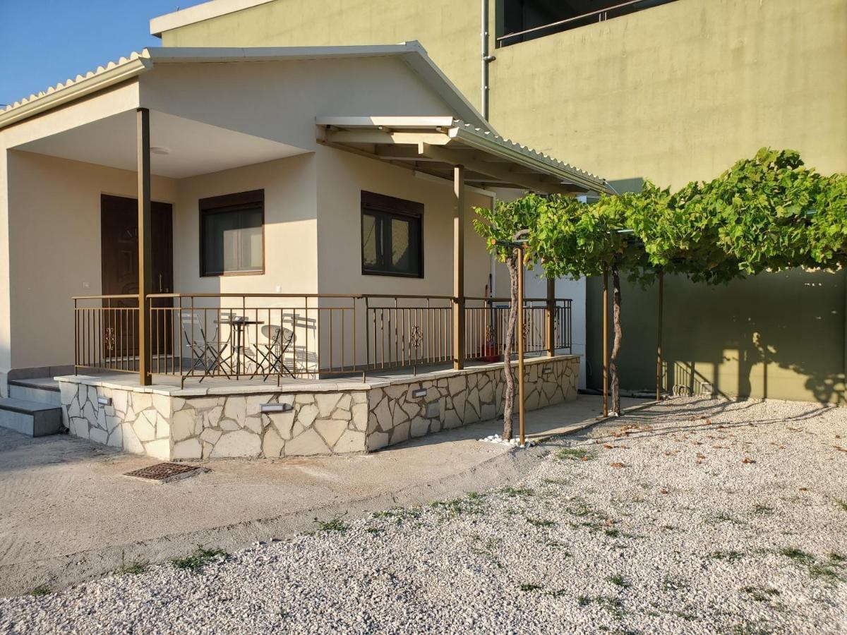 Backyard Apartment Kalligoni Екстериор снимка